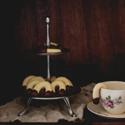 Alzata in acciaio inossidabile a due livelli per petit fours