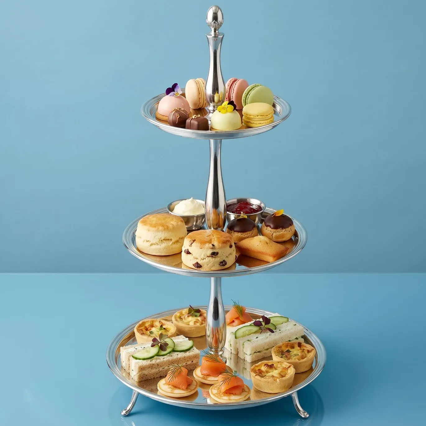 Alzata in acciaio inossidabile a tre livelli per petit fours