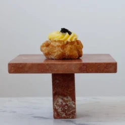 Alzata per torte in marmo Travertino Rosso
