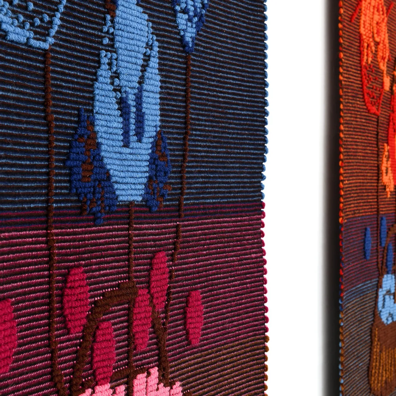 Arazzo Antentati blu e rosa in lana di Anna Galtarossa #1
