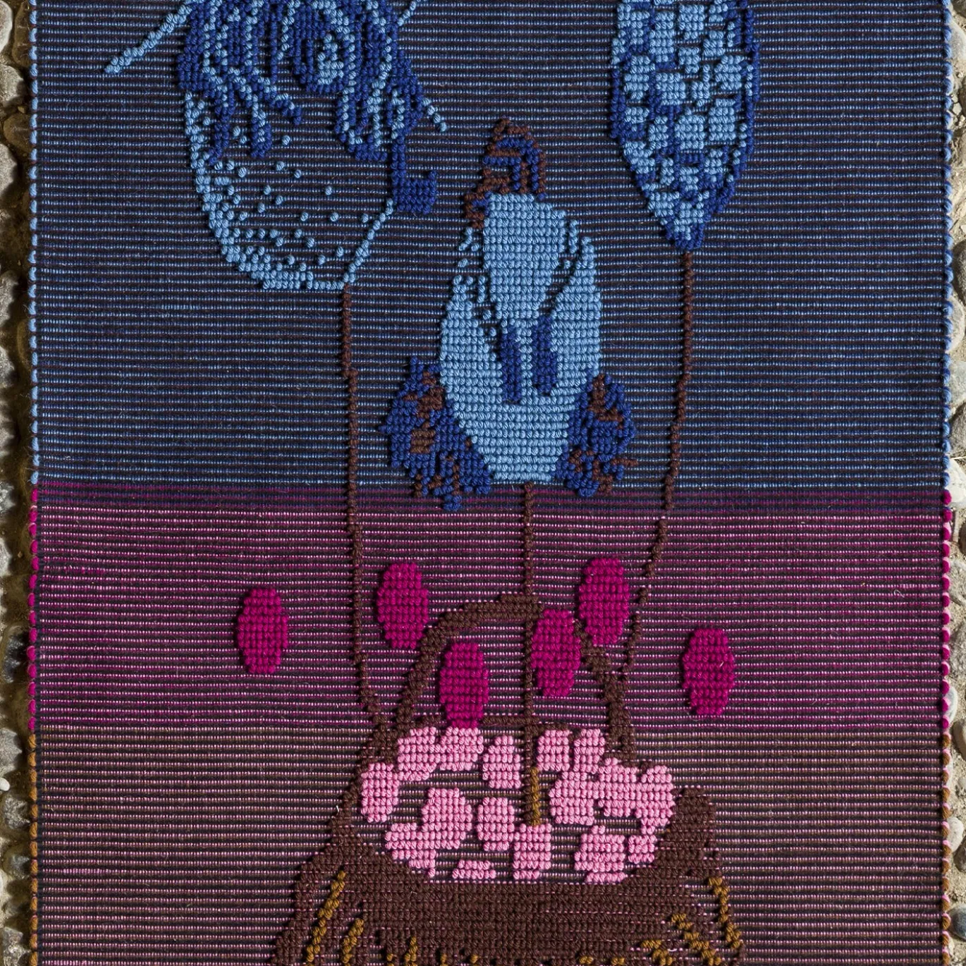 Arazzo Antentati blu e rosa in lana di Anna Galtarossa #1