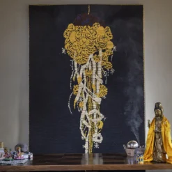 Arazzo Fantasma Giallo in lana con sfondo nero di Anna Galtarossa