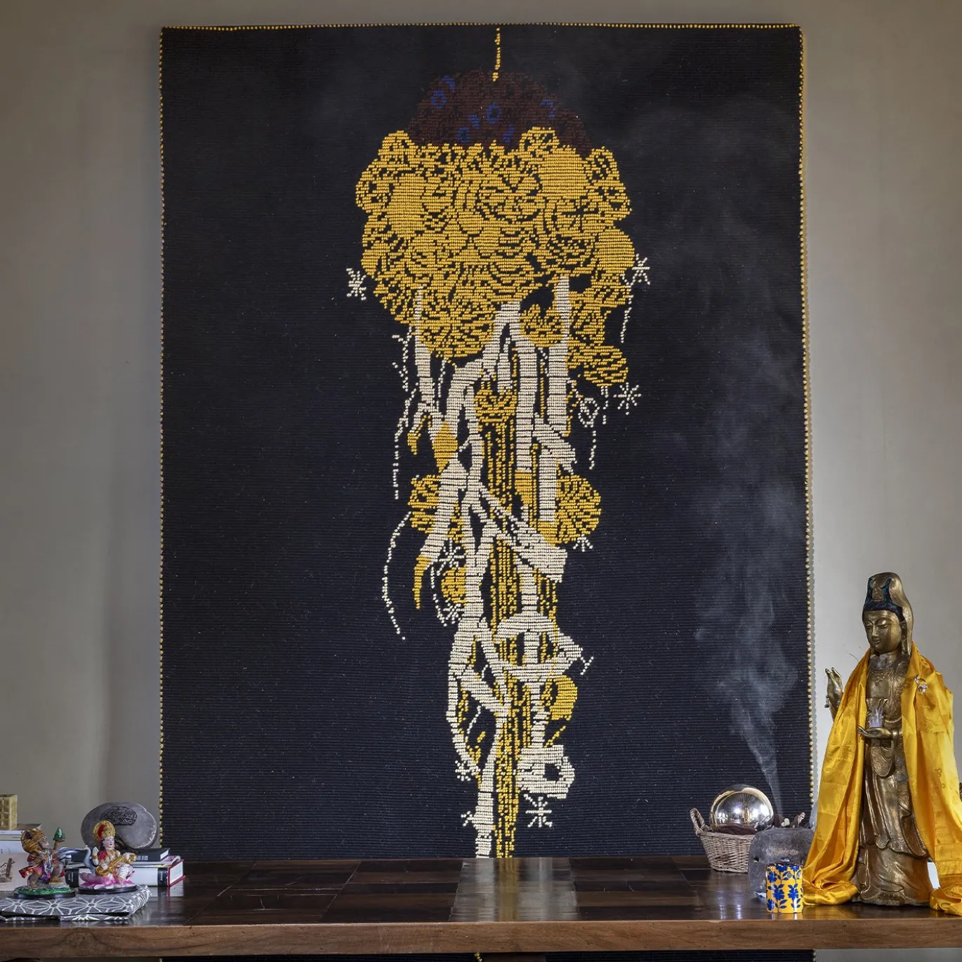 Arazzo Fantasma Giallo in lana con sfondo nero di Anna Galtarossa
