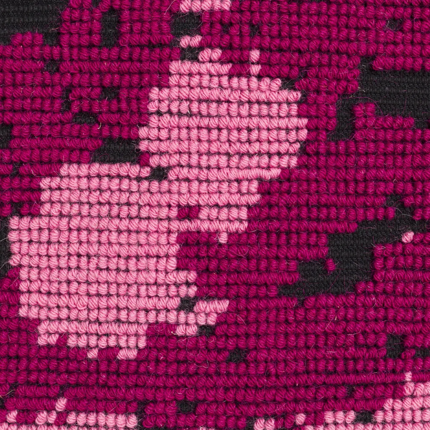 Arazzo Fantasma Rosa e Nero in lana di Anna Galtarossa