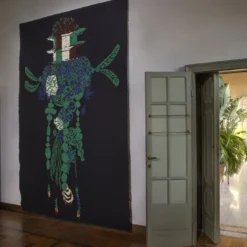 Arazzo Fantasma Verde in lana con sfondo nero di Anna Galtarossa