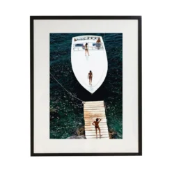 Atterraggio di un motoscafo Stampa con cornice di Slim Aarons