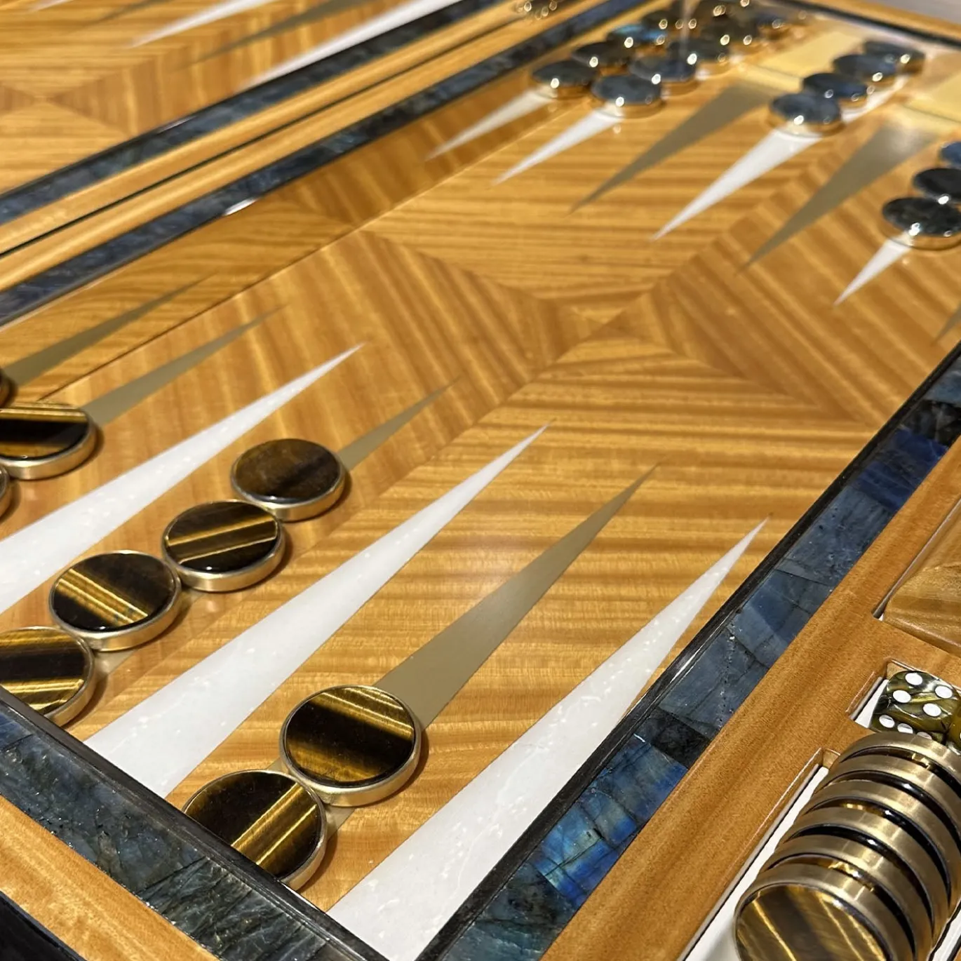 Backgammon Geometrico in Legno con dettagli in Pietre Semi Preziose