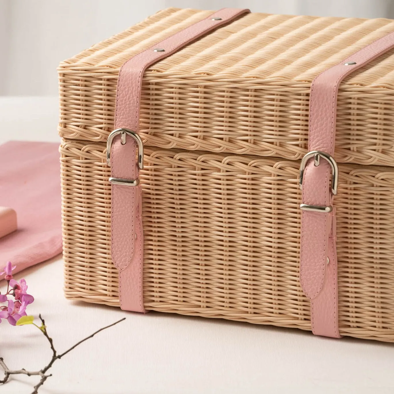 Bauletto portagioie Stella in legno intrecciato a mano con cinturini in pelle rosa