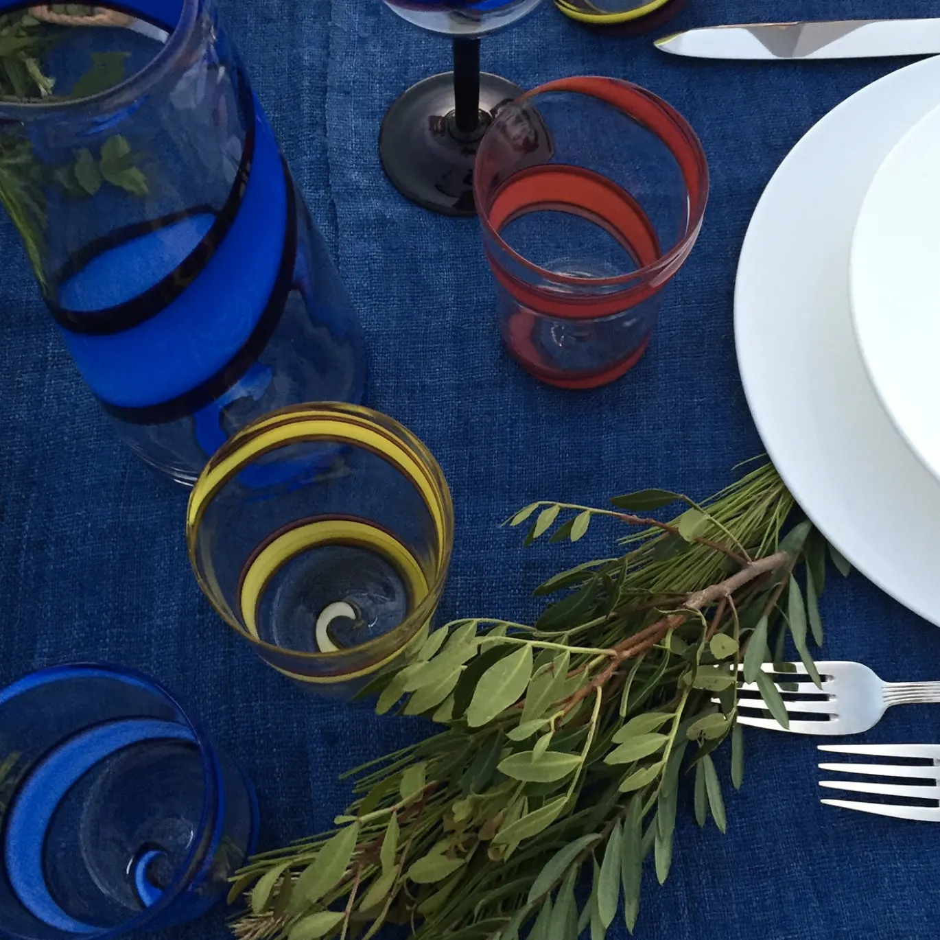 Bicchiere a stelo Vortex in blu/viola