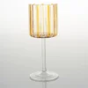 Calice da vino ambrato a righe