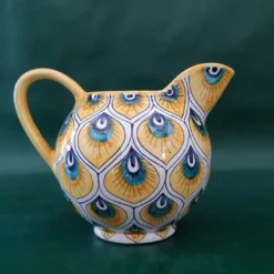 Caraffa da vino con piume di pavone giallo