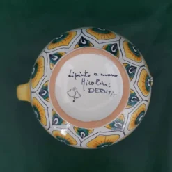Caraffa da vino con piume di pavone giallo