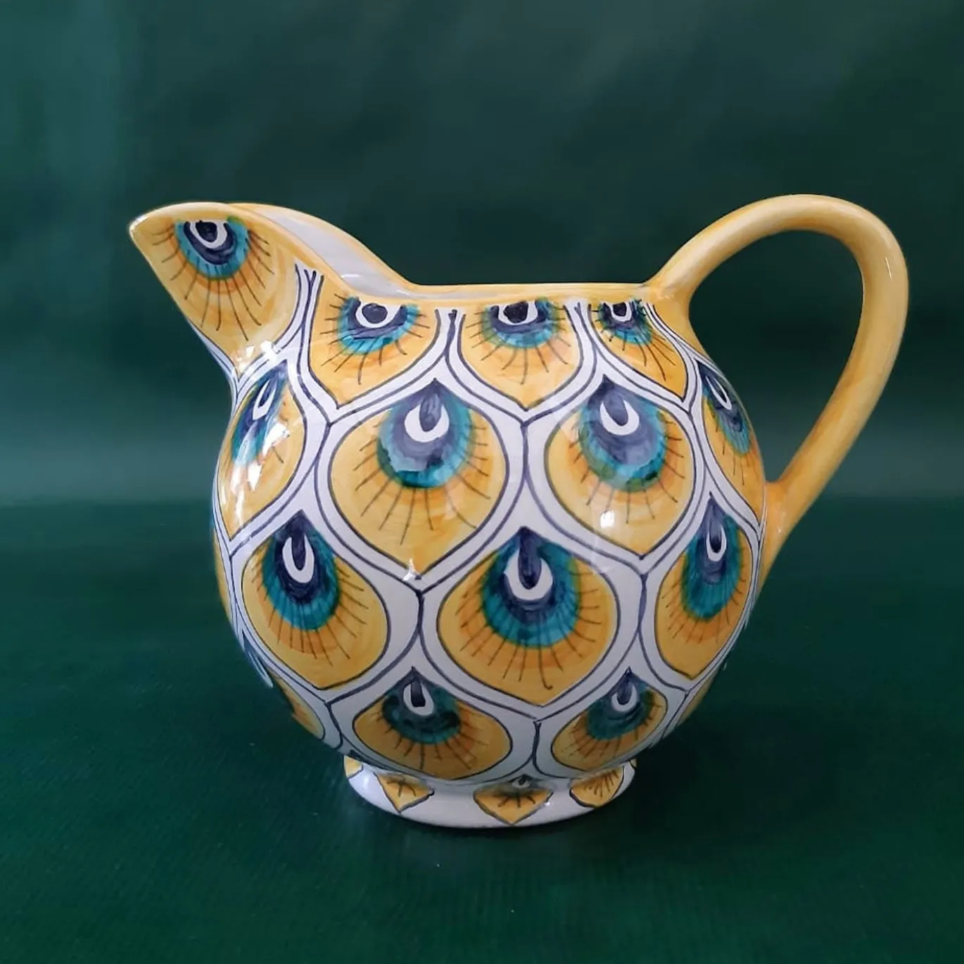 Caraffa da vino con piume di pavone giallo