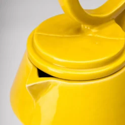Caraffa in ceramica gialla Iperbole