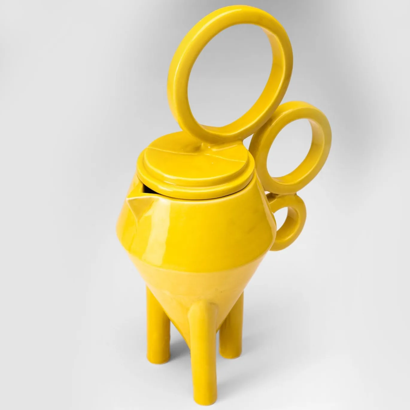 Caraffa in ceramica gialla Iperbole