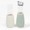 Caraffa in pelle e rattan verde Dijon con versatore