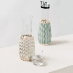Caraffa in pelle e rattan verde Dijon con versatore