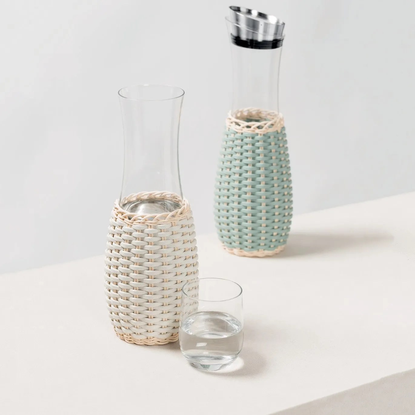Caraffa in pelle e rattan verde Dijon con versatore