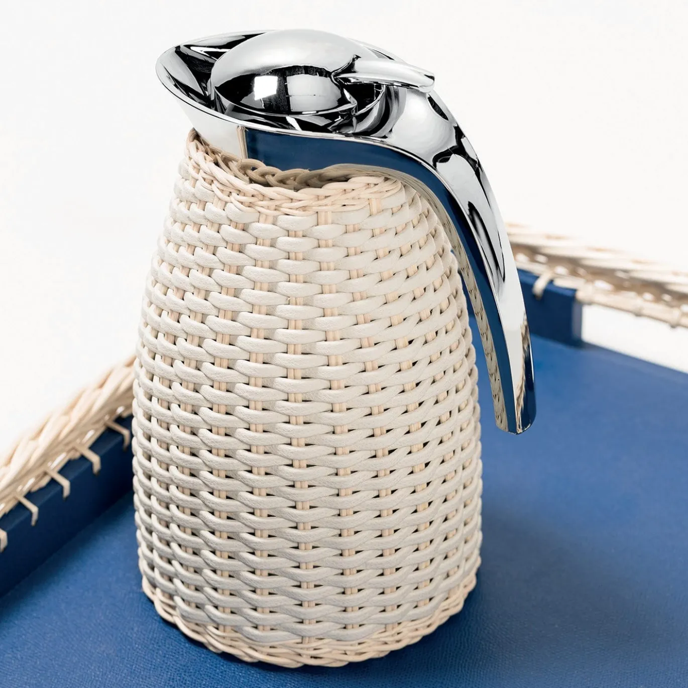 Caraffa termica Arles in pelle bianca e rattan