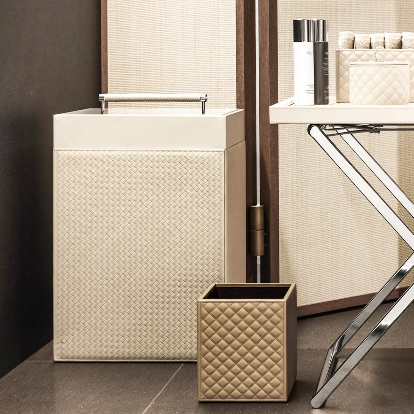 Cesta Portabiancheria Diana Intrecciata a Mano in Pelle Beige