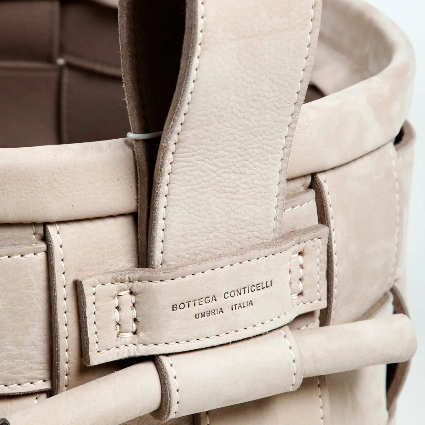 Cestino in pelle intrecciata grigio