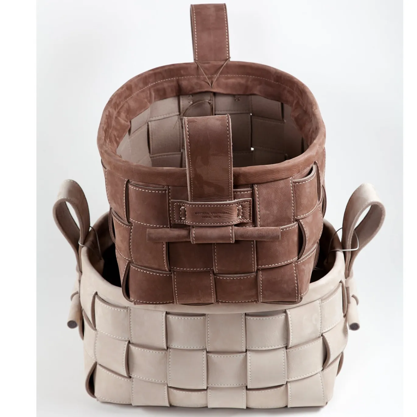 Cestino in pelle intrecciata grigio