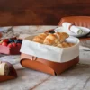 Cestino per il pane in pelle color cognac con sacchetto di cotone rimovibile