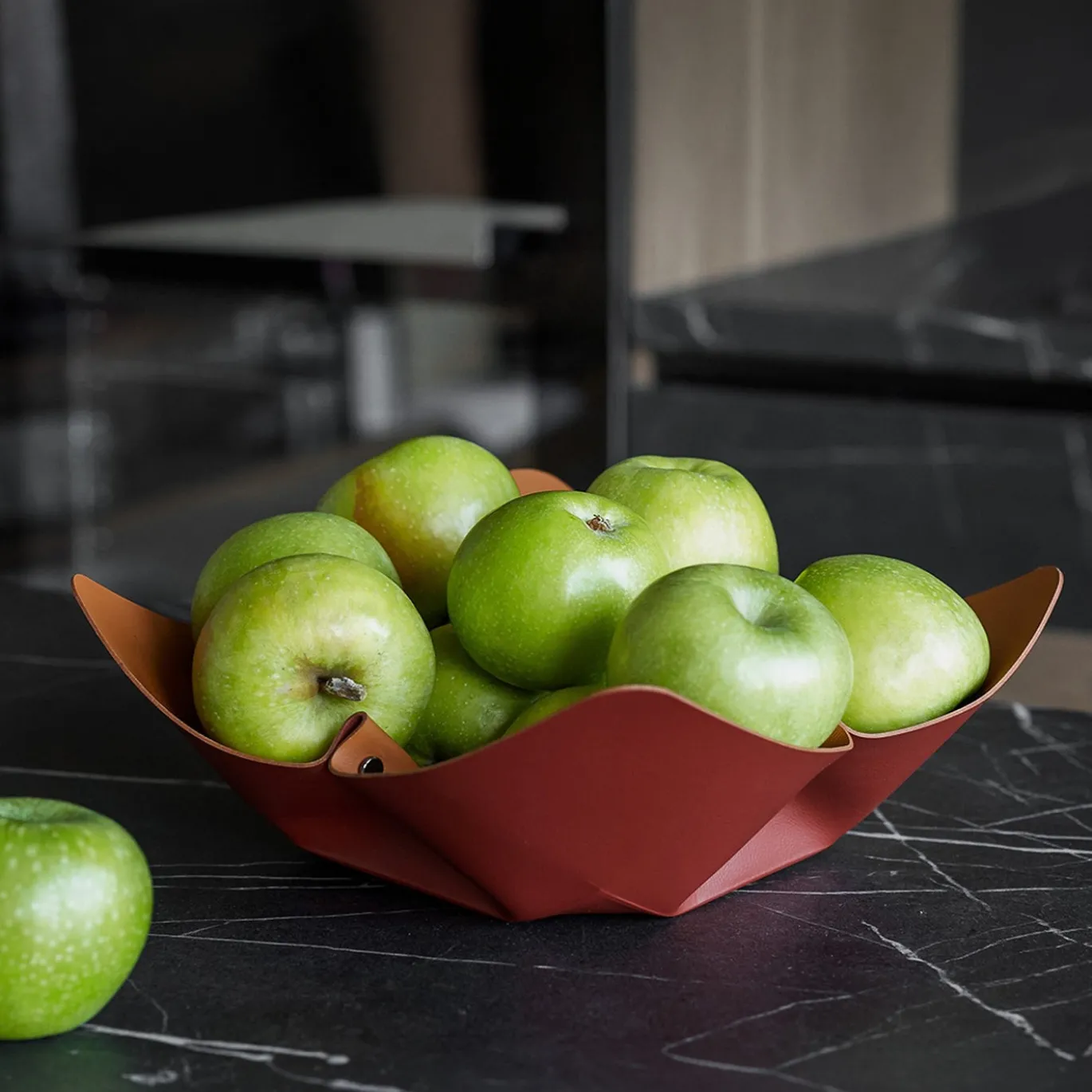 Ciotola per frutta in pelle bordeaux e cognac