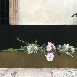Composizione con rose, gigli e agapanti