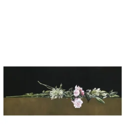 Composizione con rose, gigli e agapanti
