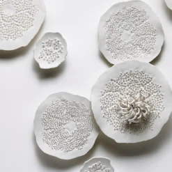 Composizione murale Porifera in porcellana nei toni del bianco