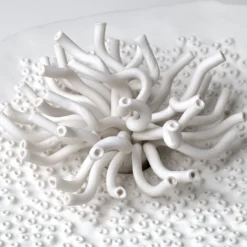 Composizione murale Porifera in porcellana nei toni del bianco