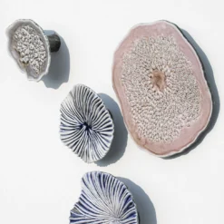 Composizione murale Porifera in porcellana nei toni del blu e del viola