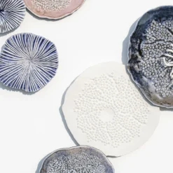 Composizione murale Porifera in porcellana nei toni del blu e del viola