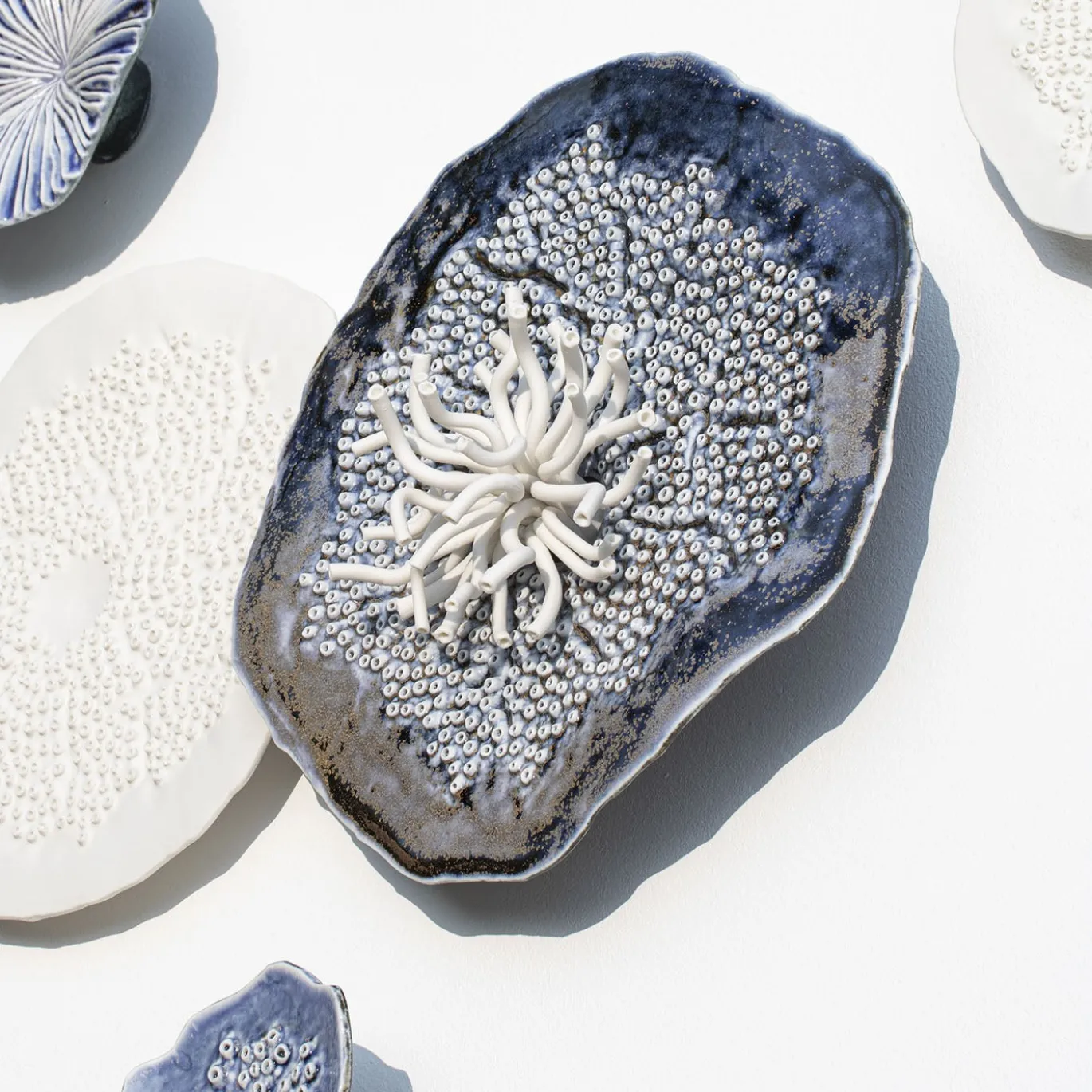Composizione murale Porifera in porcellana nei toni del blu e del viola
