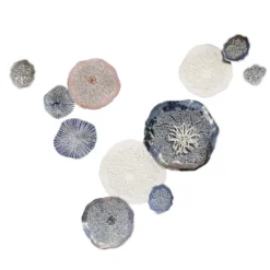 Composizione murale Porifera in porcellana nei toni del blu e del viola