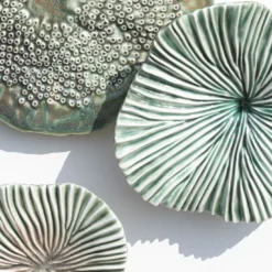Composizione murale Porifera in porcellana nei toni del verde