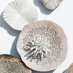 Composizione murale Porifera in porcellana nei toni del rosa e del marroni