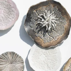 Composizione murale Porifera in porcellana nei toni del rosa e del marroni