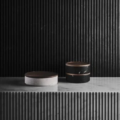Contenitore medio Pietra L09 in marmo Crema d'Orcia di Piero Lissoni
