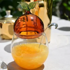 Contenitore per marmellata con dettaglio di foglie