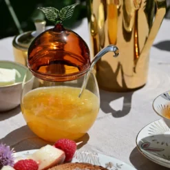 Contenitore per marmellata con dettaglio di foglie