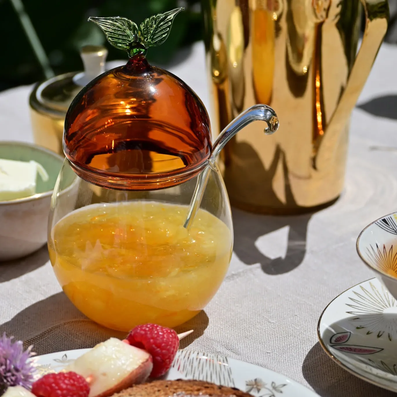 Contenitore per marmellata con dettaglio di foglie