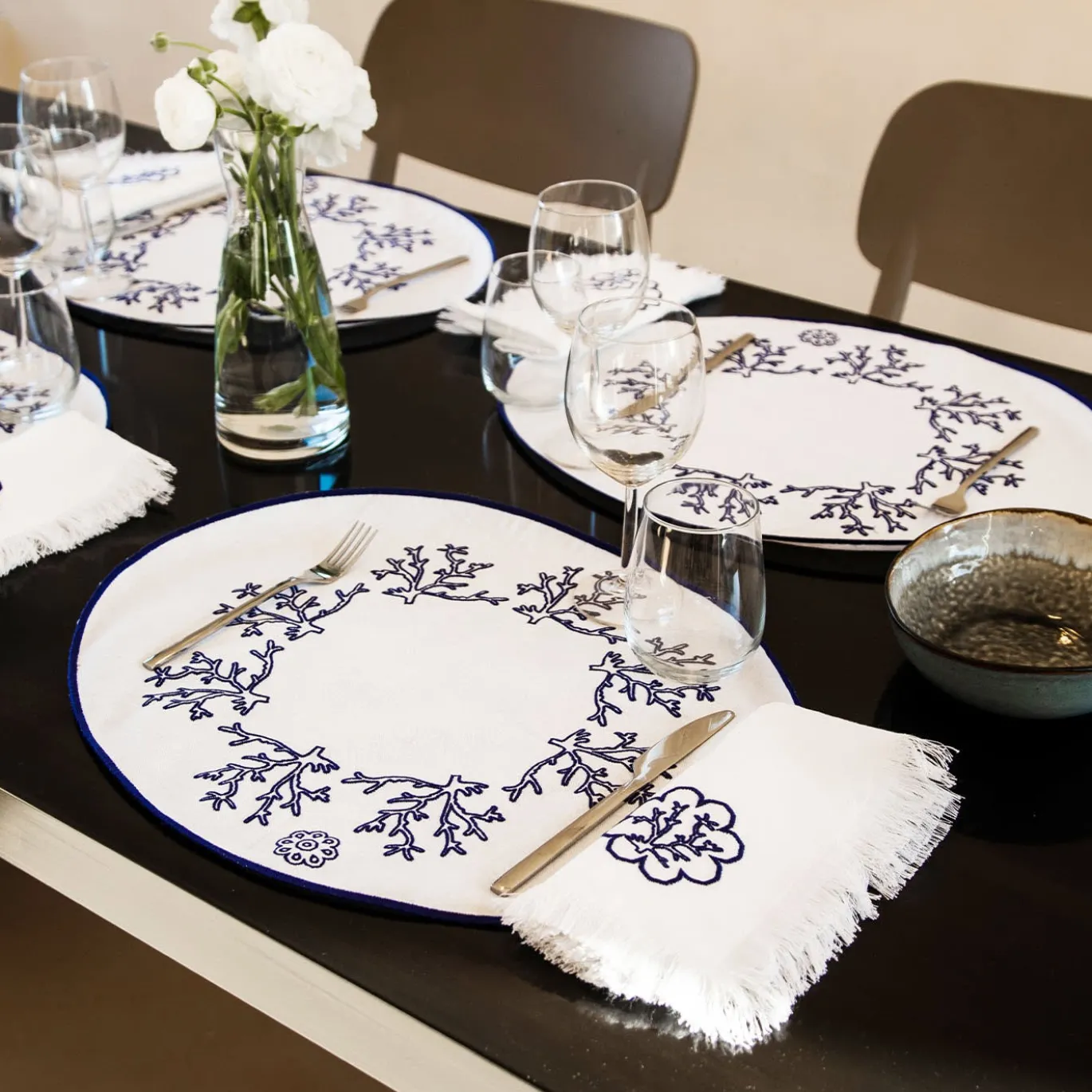 Corallo Blu Set di 2 tovagliette ricamate ovali