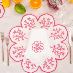 Corallo Rosa Set di 2 tovagliette di servizio bianche a forma di fiore