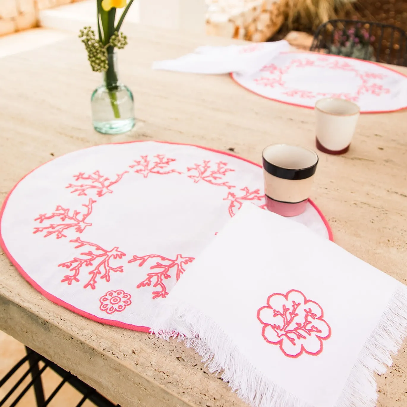 Corallo Rosa Set di 6 tovaglioli bianchi con frange