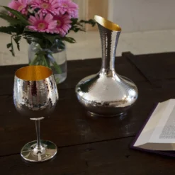 Decanter grande in argento e oro martellato