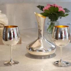 Decanter grande in argento e oro martellato
