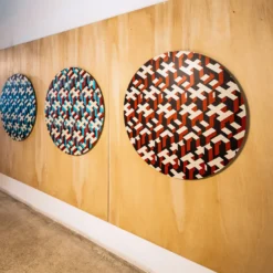 Decorazione murale in tessuto umano blu e rosso