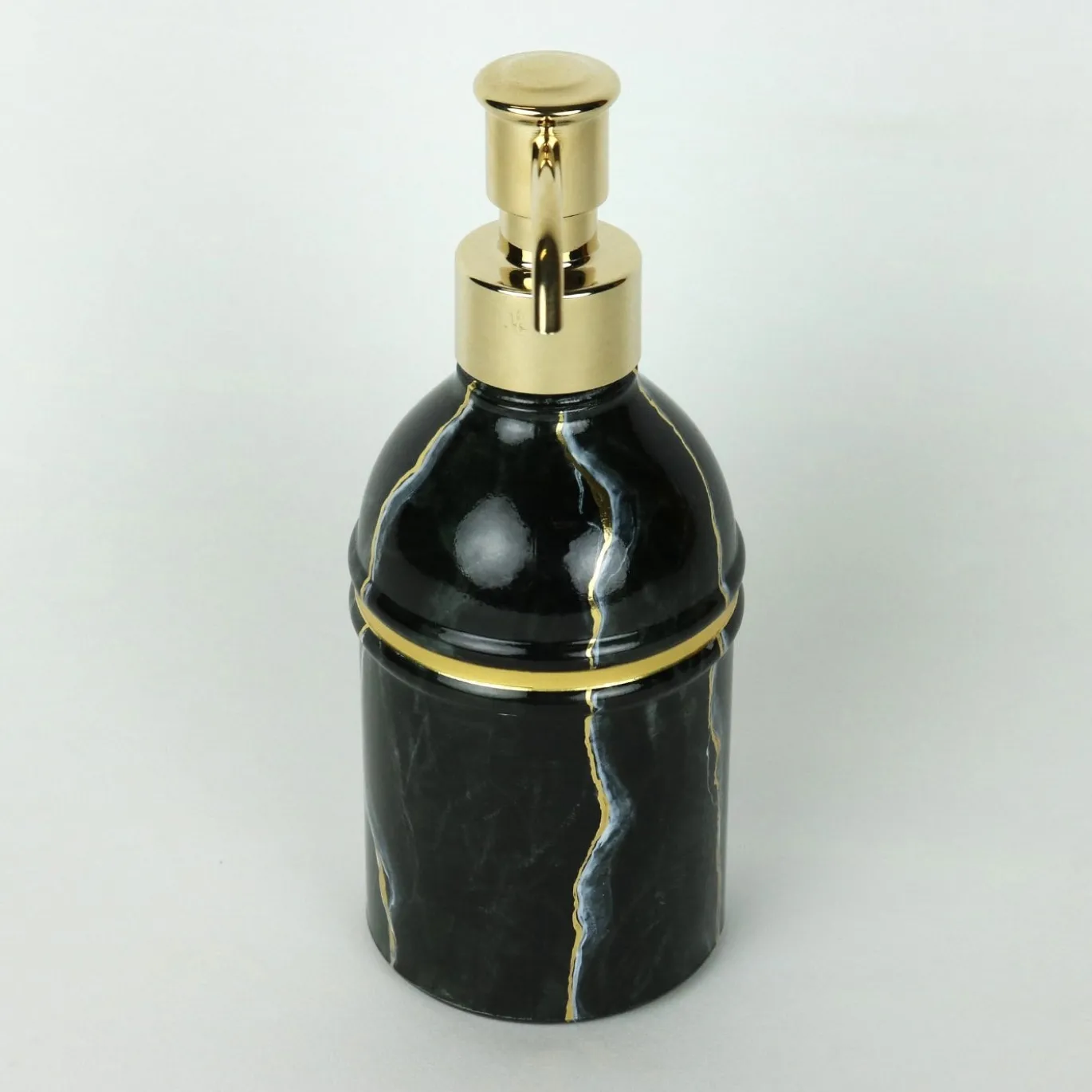 Dispenser in vetro ispirato al marmo Portoro